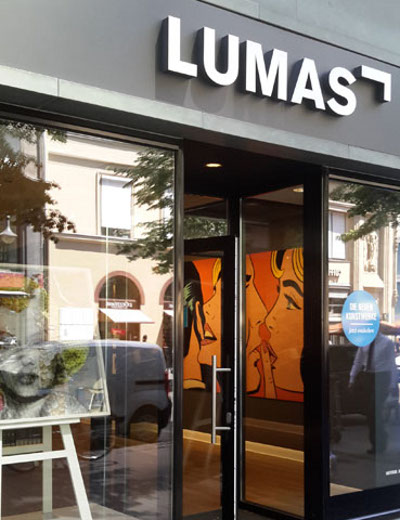 Вход в салон Lumas во Франкфурте